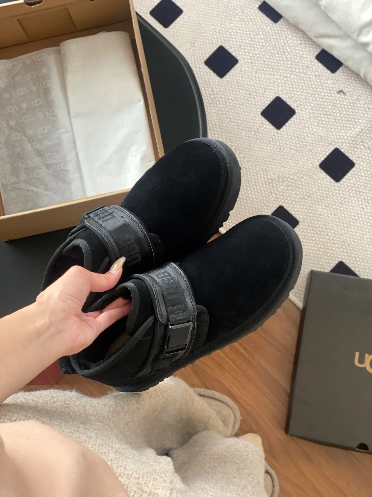 [UGG] P: 580💰 Men's model. Size: 39-44 UGG men's snow boots and wool shoes. The most popular style is now available, Neumel Snapback (buckle style). Material: cowhide➕sheep fur. Outsole: rubber (light wing technology) light! light! light! Super waterproof and available in 3⃣️ colors.